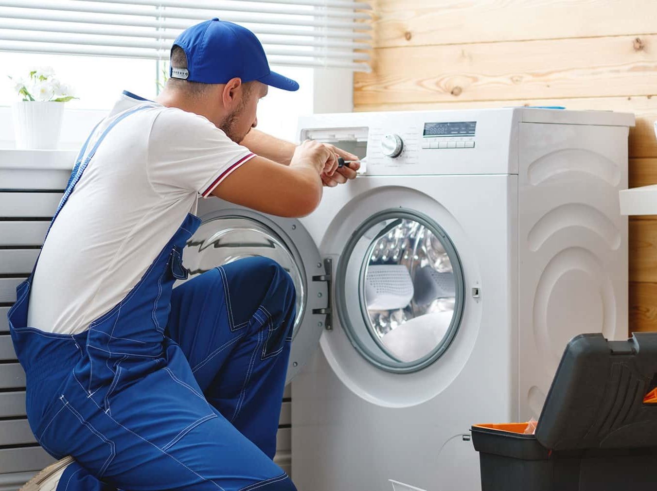 Técnico del servicio técnico Fagor reparando electrodoméstico en Valencia